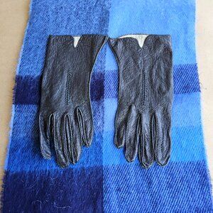 Driving gloves and muffler